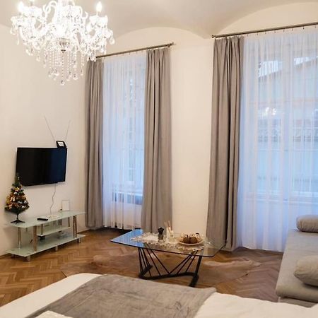 Cozy Flat By Wenceslas Square! 프라하 외부 사진