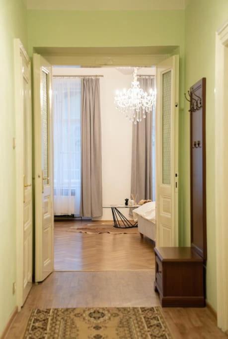 Cozy Flat By Wenceslas Square! 프라하 외부 사진
